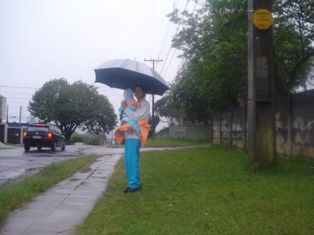Cobertura somente de um lado da rua prejudica usuários em dias de forte sol ou chuva