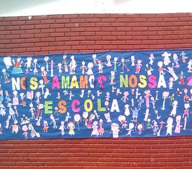 mural feito pelas crianças em homenagem a escola