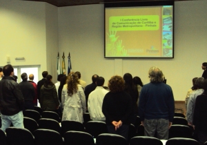 Abertura da conferência com o hino brasileiro e de Pinhais.